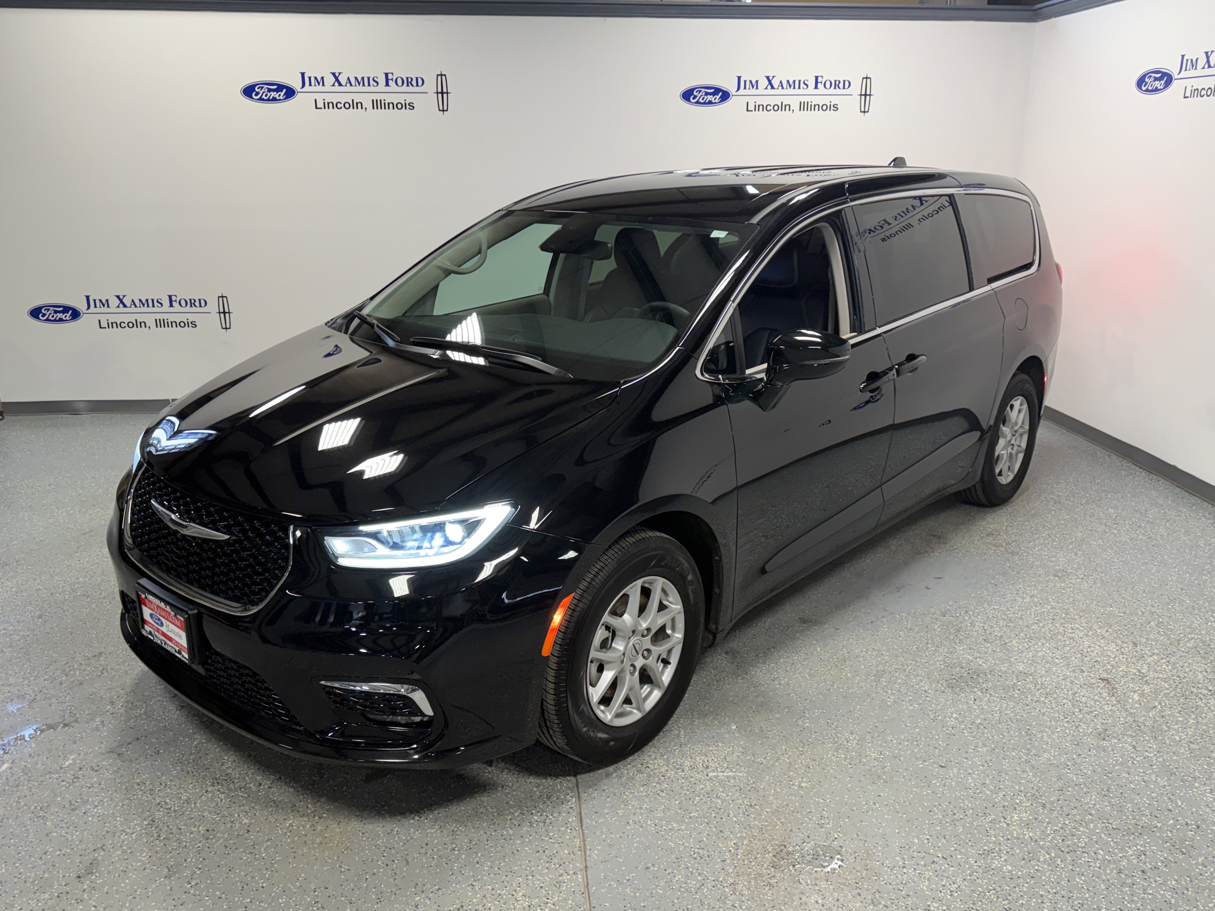 Used 2024 Chrysler Pacifica Touring-L image 3