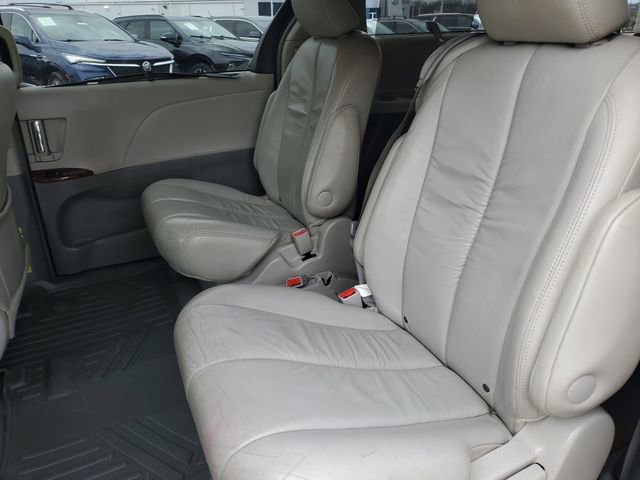 Used 2011 Toyota Sienna XLE image 29