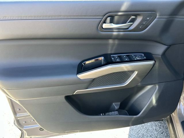 Used 2024 Nissan Pathfinder Platinum image 17