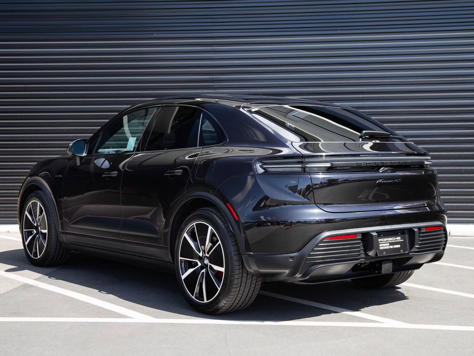 Used 2025 Porsche Macan 4S Electric AWD/4WD image 3