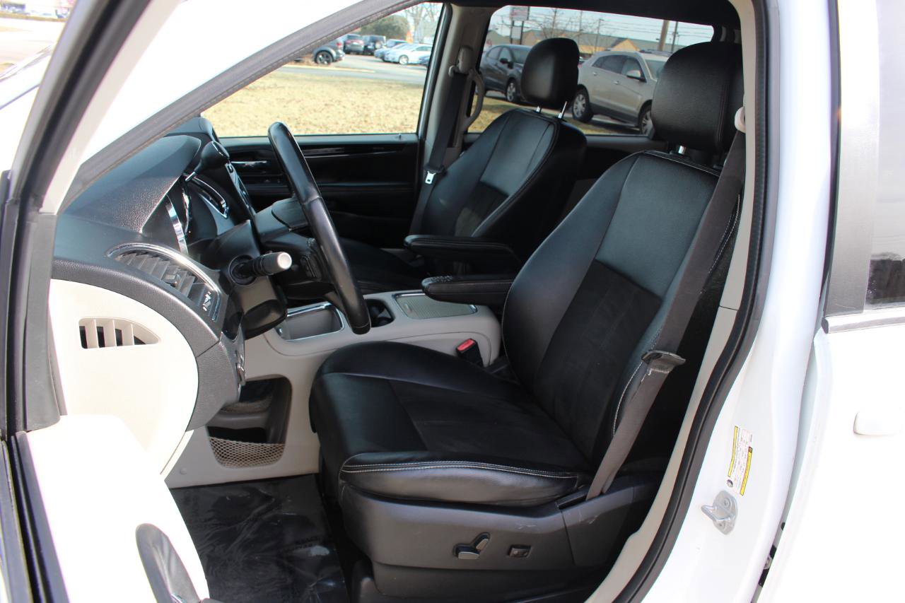 Used 2019 Dodge Grand Caravan SXT FWD image 14