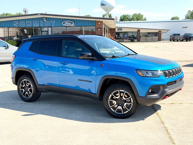 Used 2025 Jeep Compass Trailhawk AWD/4WD image 3