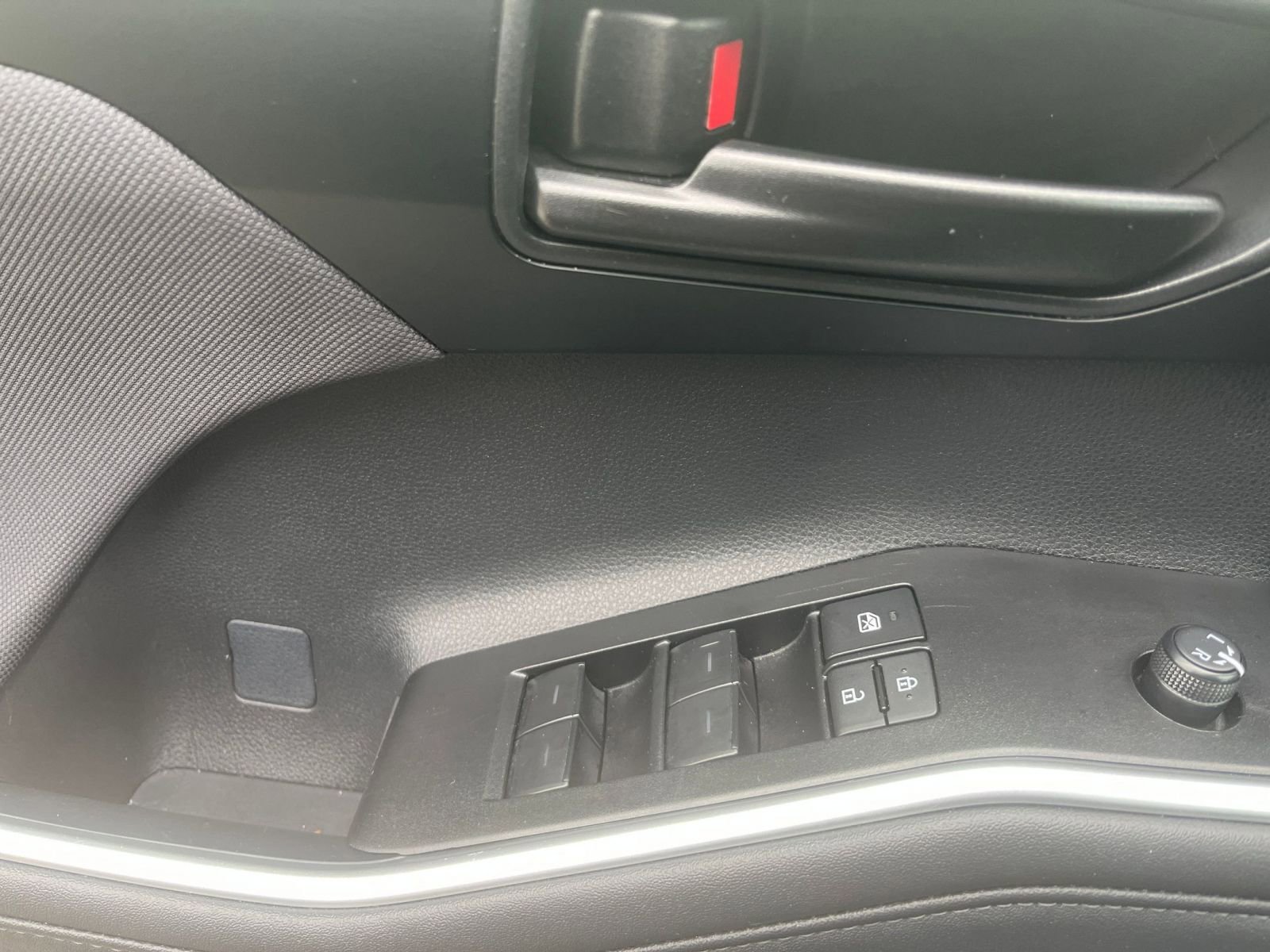 Used 2025 Toyota Highlander LE FWD image 18
