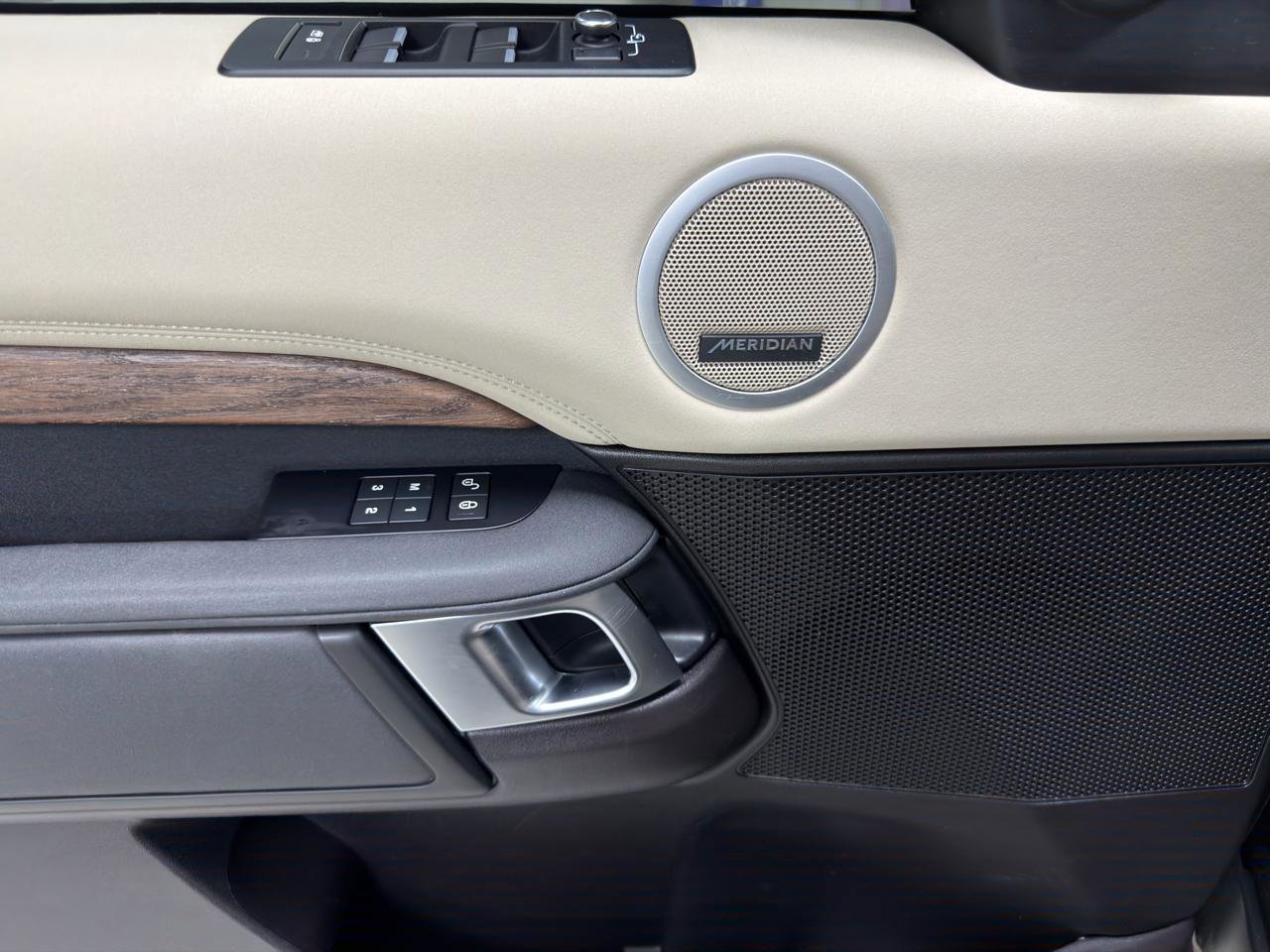 Used 2017 Land Rover Discovery HSE image 15