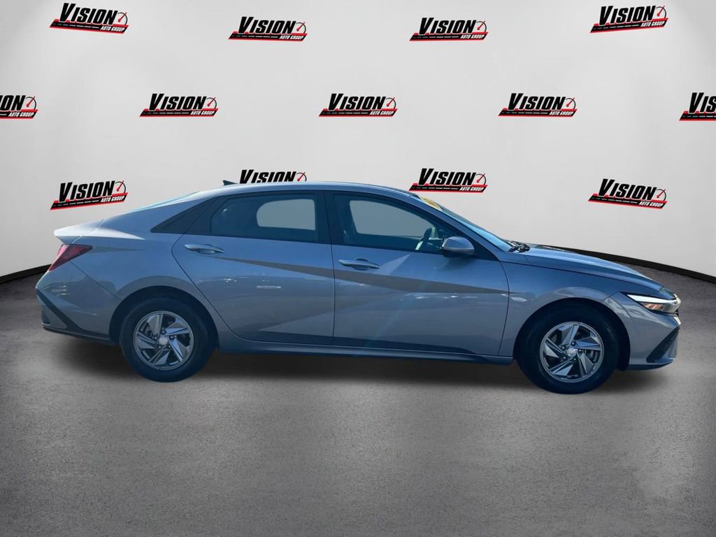 Certified 2025 Hyundai Elantra SE image 4