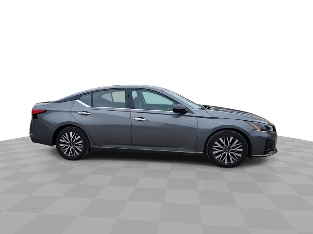 Used 2025 Nissan Altima 2.5 SV FWD image 9