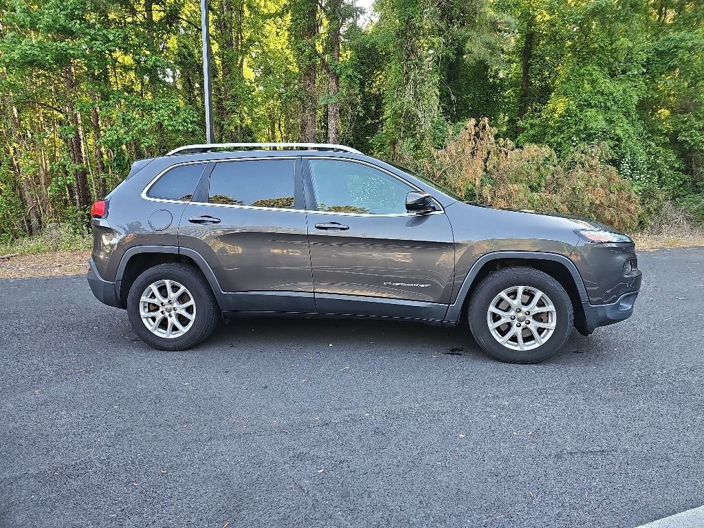 Used 2017 Jeep Cherokee Latitude w/ Comfort/Convenience Group AWD/4WD image 3