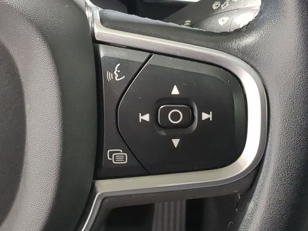 Used 2020 Volvo XC60 T6 Momentum image 31