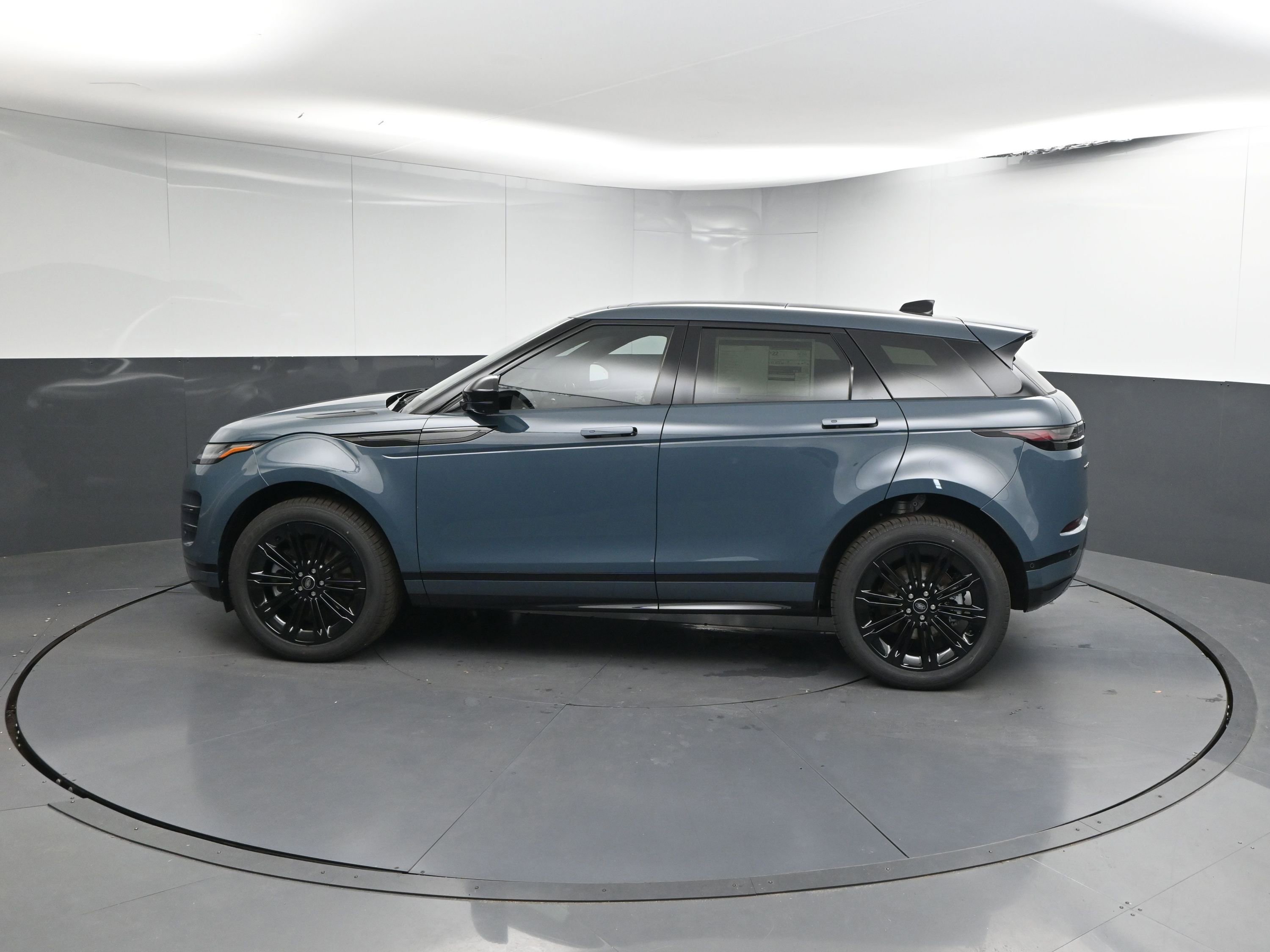 New 2026 Land Rover Range Rover Evoque Dynamic SE image 2