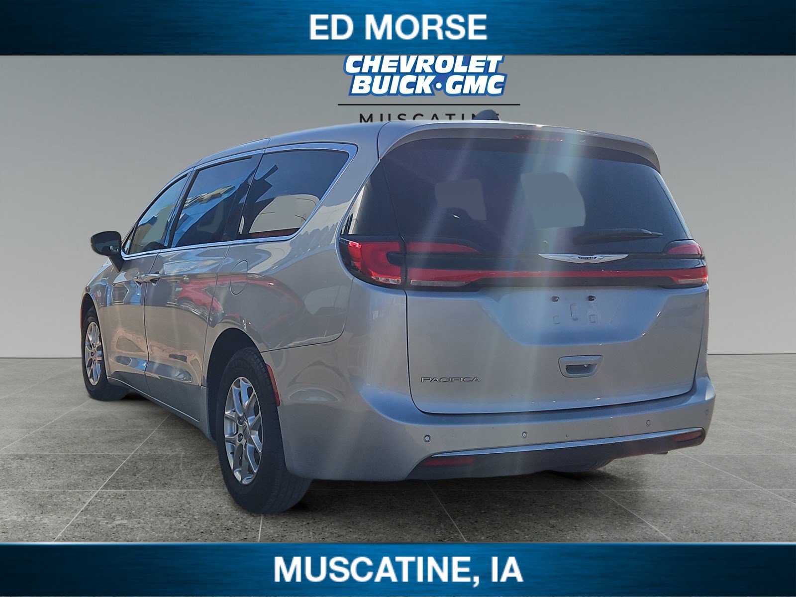 Used 2023 Chrysler Pacifica Touring-L FWD image 3