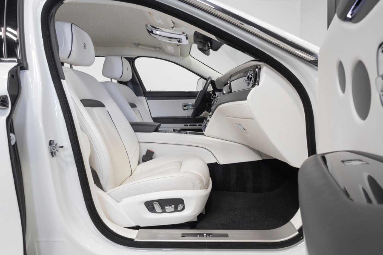 Used 2022 Rolls-Royce Ghost w/ Ghost Package AWD/4WD image 55
