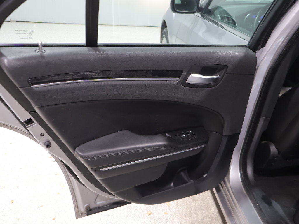 Used 2018 Chrysler 300 Limited AWD/4WD image 18