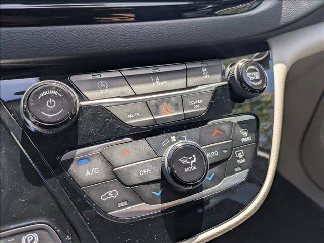 Used 2022 Chrysler Pacifica Touring-L FWD image 11