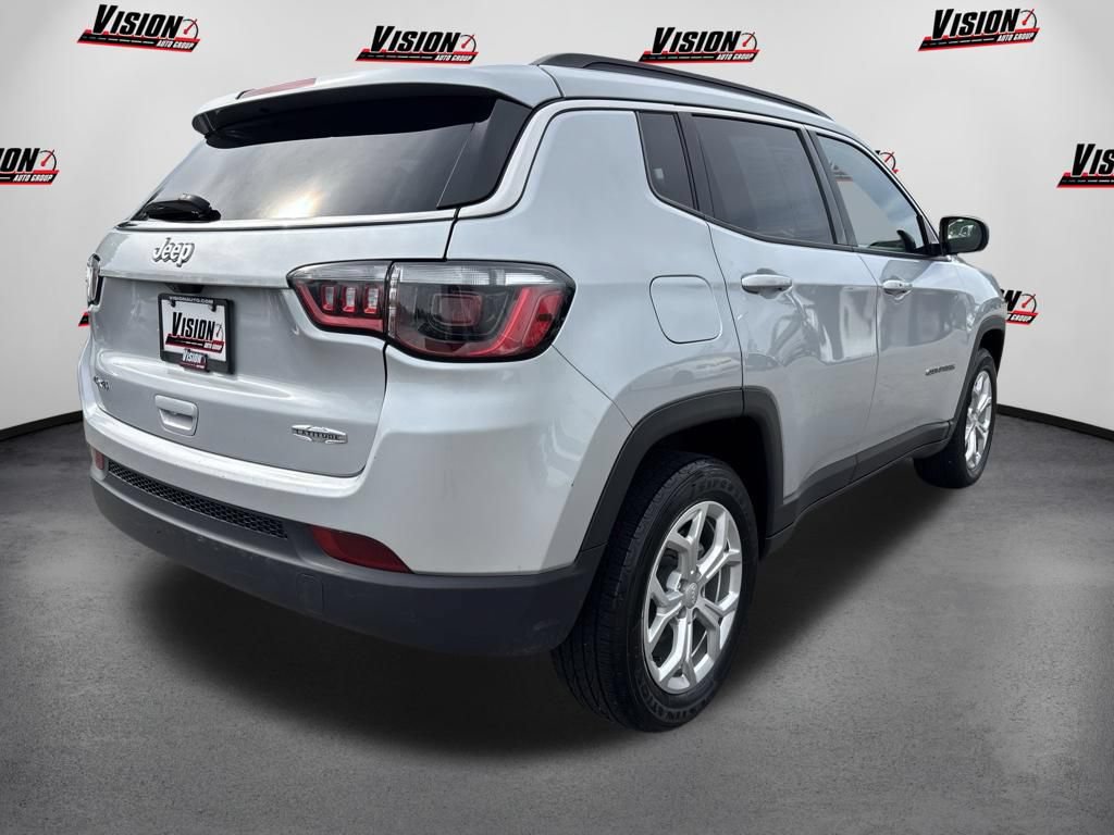 Used 2024 Jeep Compass Latitude AWD/4WD image 5