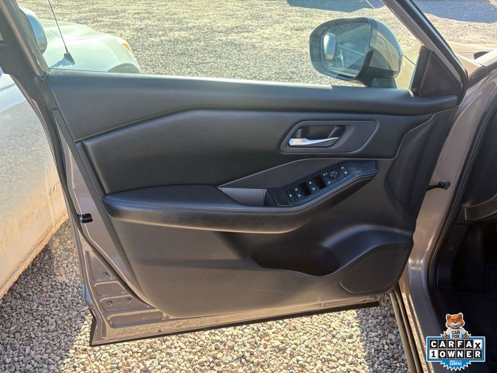 Used 2025 Nissan Rogue SV image 14