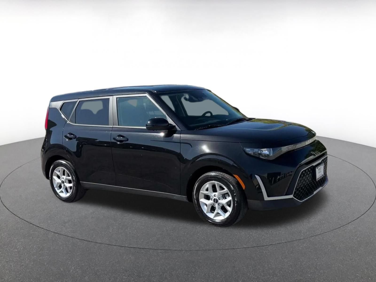 Used 2025 Kia Soul LX w/ LX Technology Package FWD image 2
