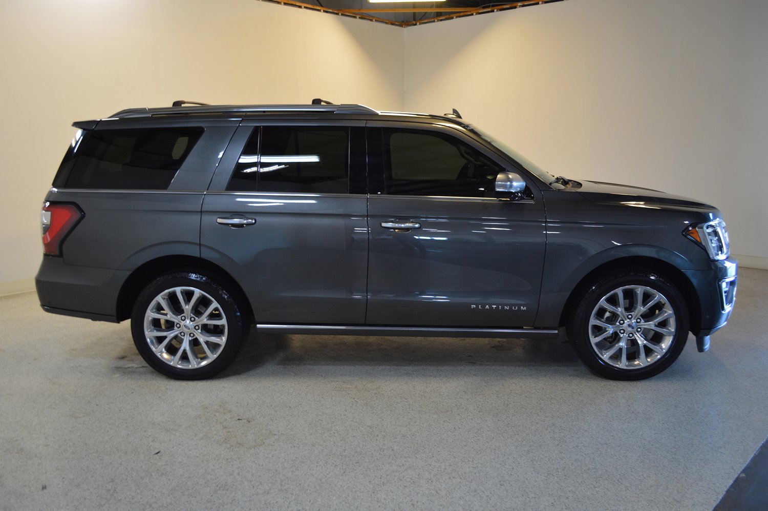 Used 2019 Ford Expedition Platinum AWD/4WD image 2