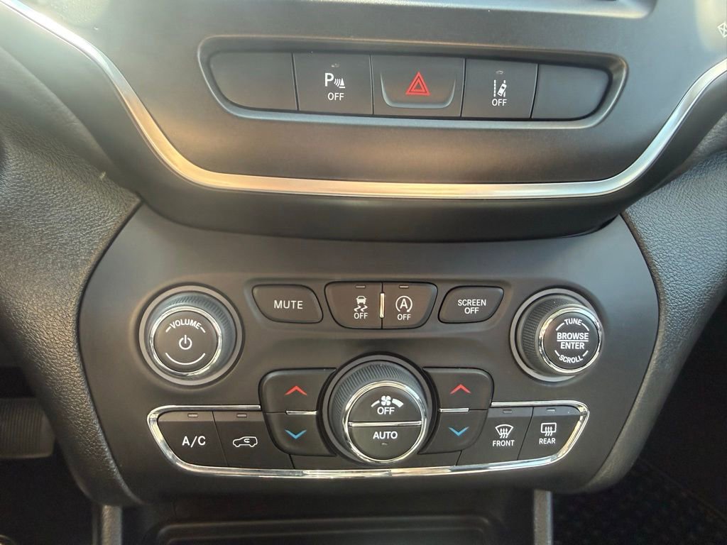 Used 2022 Jeep Cherokee Trailhawk w/ Premium Leather Package AWD/4WD image 21