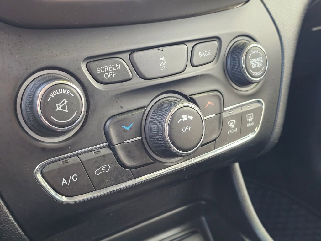 Used 2014 Jeep Cherokee Latitude w/ Cold Weather Group image 31