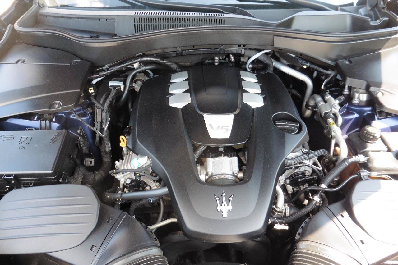 Used 2019 Maserati Levante GranLusso AWD/4WD image 28