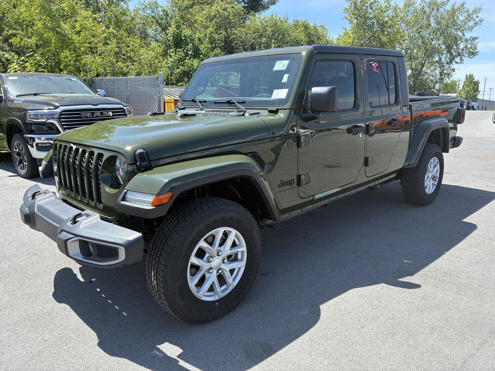 New 2023 Jeep Gladiator Sport AWD/4WD image 4