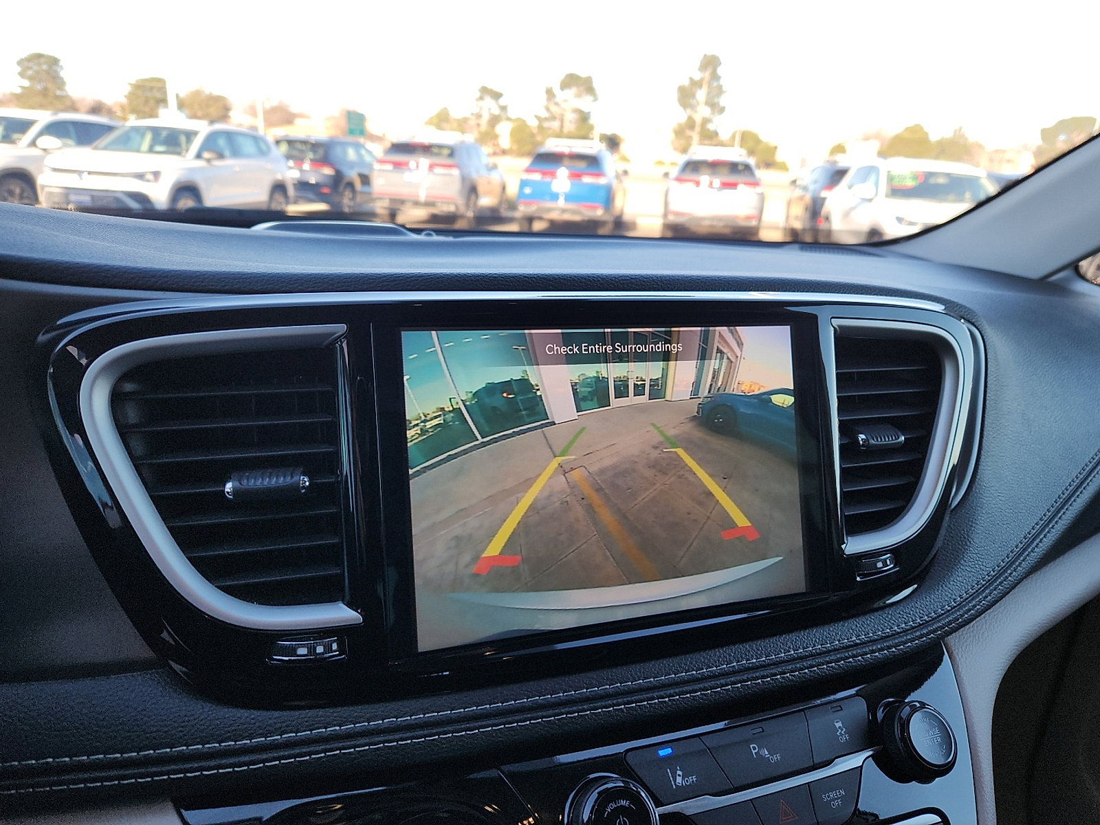 Used 2024 Chrysler Pacifica Select image 18