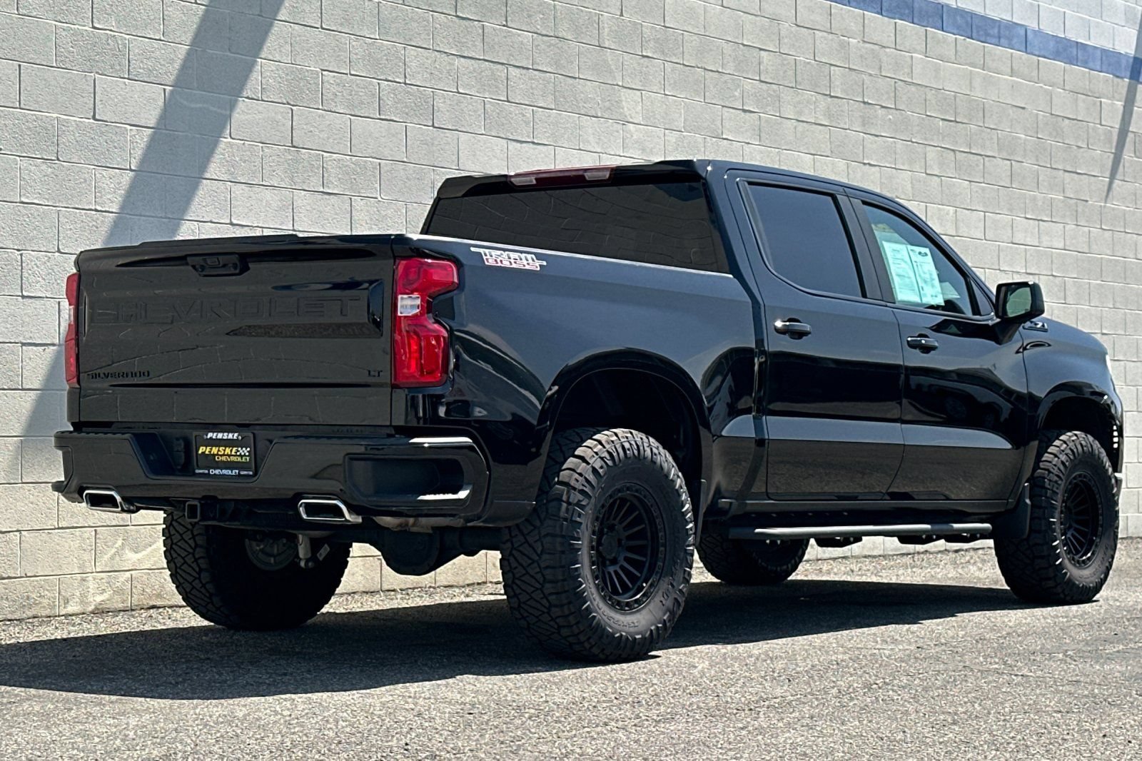 Used 2025 Chevrolet Silverado 1500 LT Trail Boss w/ LPO, Dark Essentials Package AWD/4WD image 4