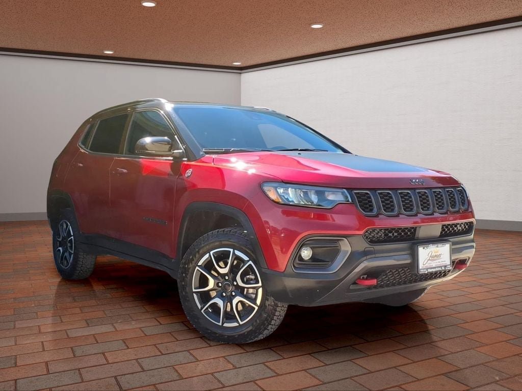 Used 2025 Jeep Compass Trailhawk AWD/4WD image 3