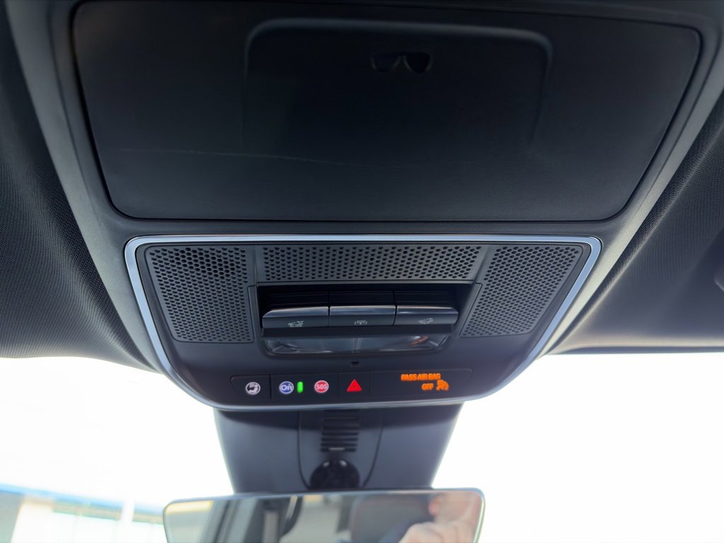 Used 2025 Chevrolet Traverse RS image 29