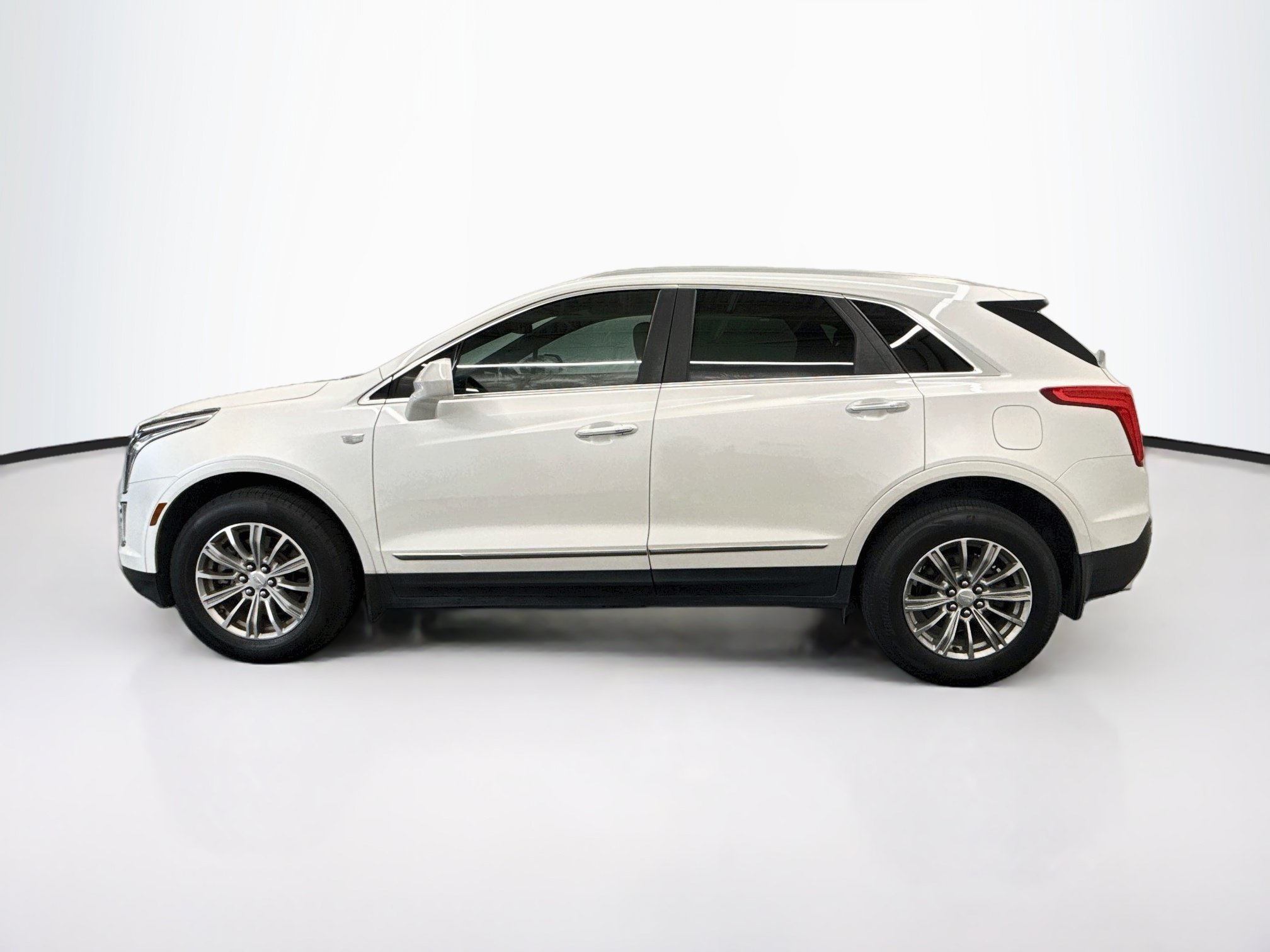 Used 2017 Cadillac XT5 Luxury w/ Driver Awareness Package FWD image 4