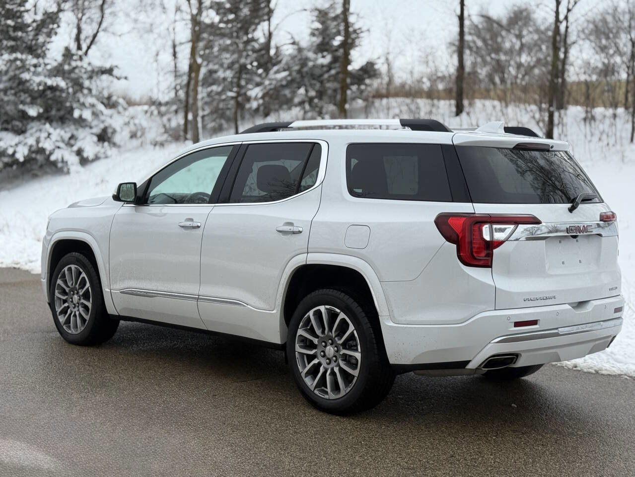 Used 2023 GMC Acadia Denali w/ Trailering Package AWD/4WD image 5