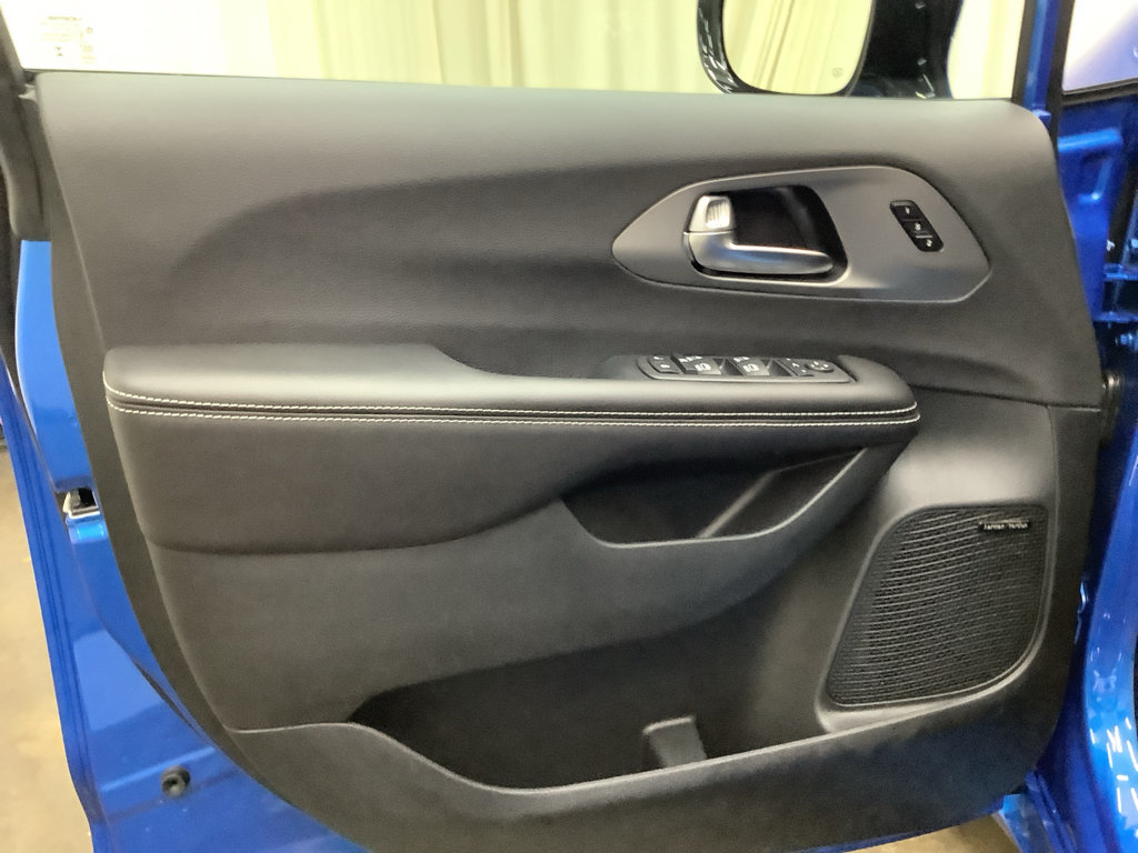 New 2027 Chrysler Pacifica Limited FWD image 11