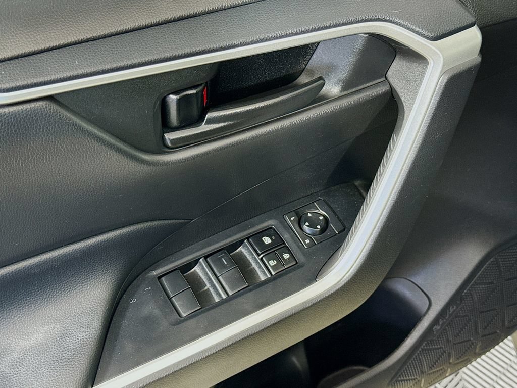 Used 2022 Toyota RAV4 LE FWD image 18
