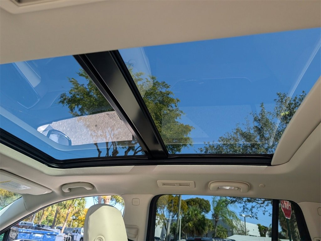 Used 2025 Cadillac XT6 Premium Luxury image 13