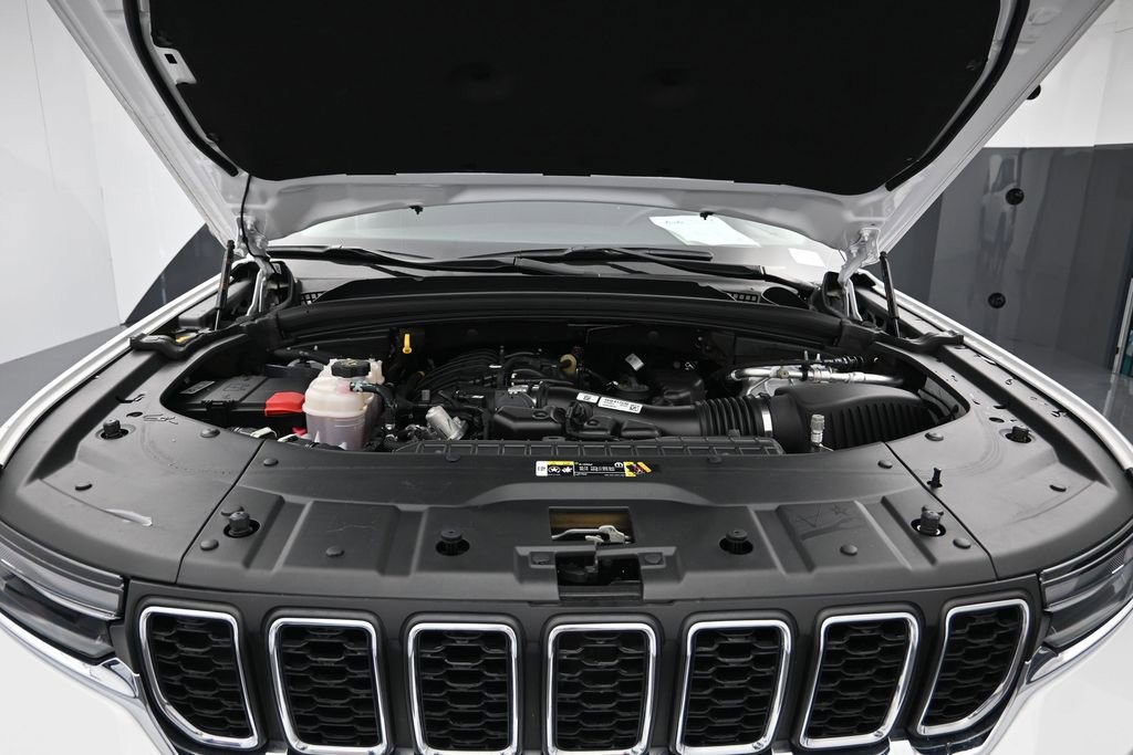 Used 2023 Jeep Grand Cherokee Laredo RWD image 26