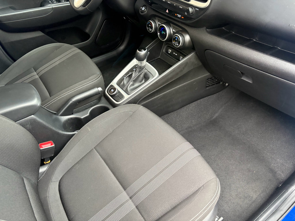 Used 2025 Hyundai Venue SEL FWD image 25