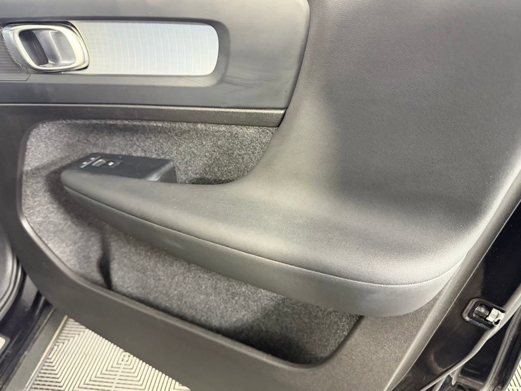 Used 2025 Volvo XC40 B5 Core image 35