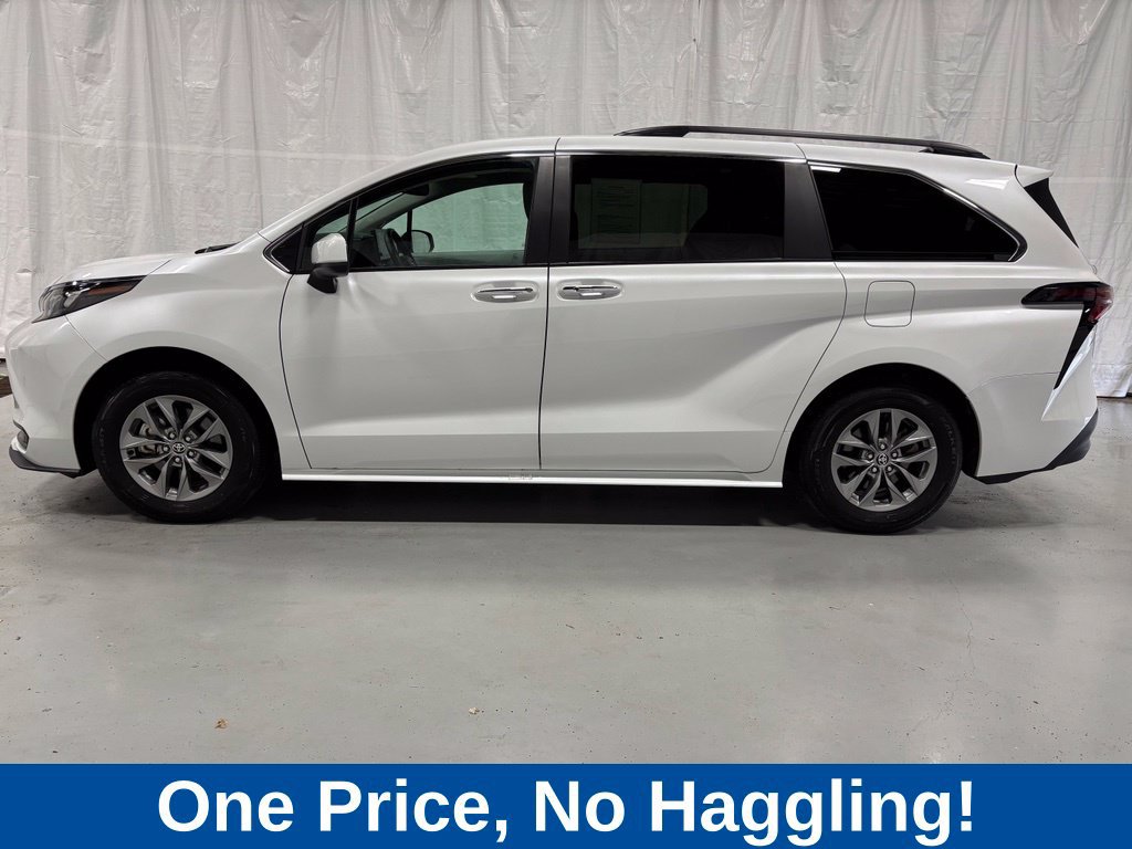 Used 2025 Toyota Sienna XLE AWD/4WD image 4