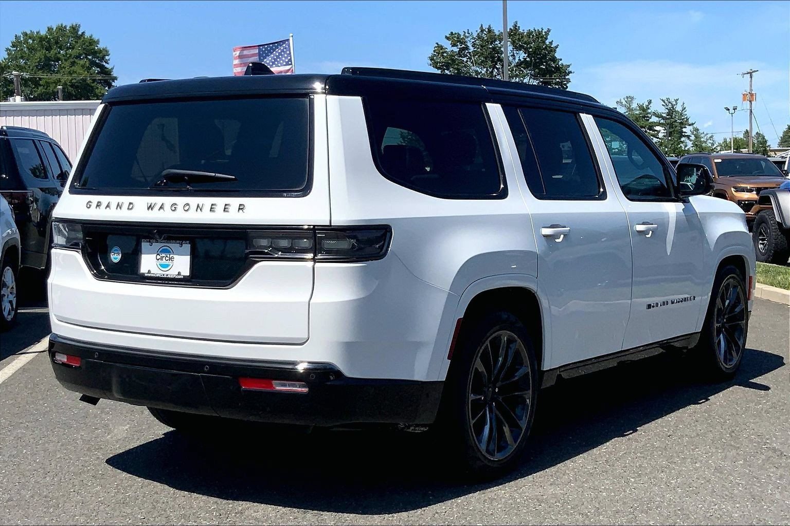Certified 2025 Jeep Grand Wagoneer Series III w/ Rear Seat Video Group 1 AWD/4WD image 9