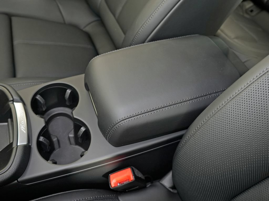 Certified 2026 Porsche Macan Turbo AWD/4WD image 31