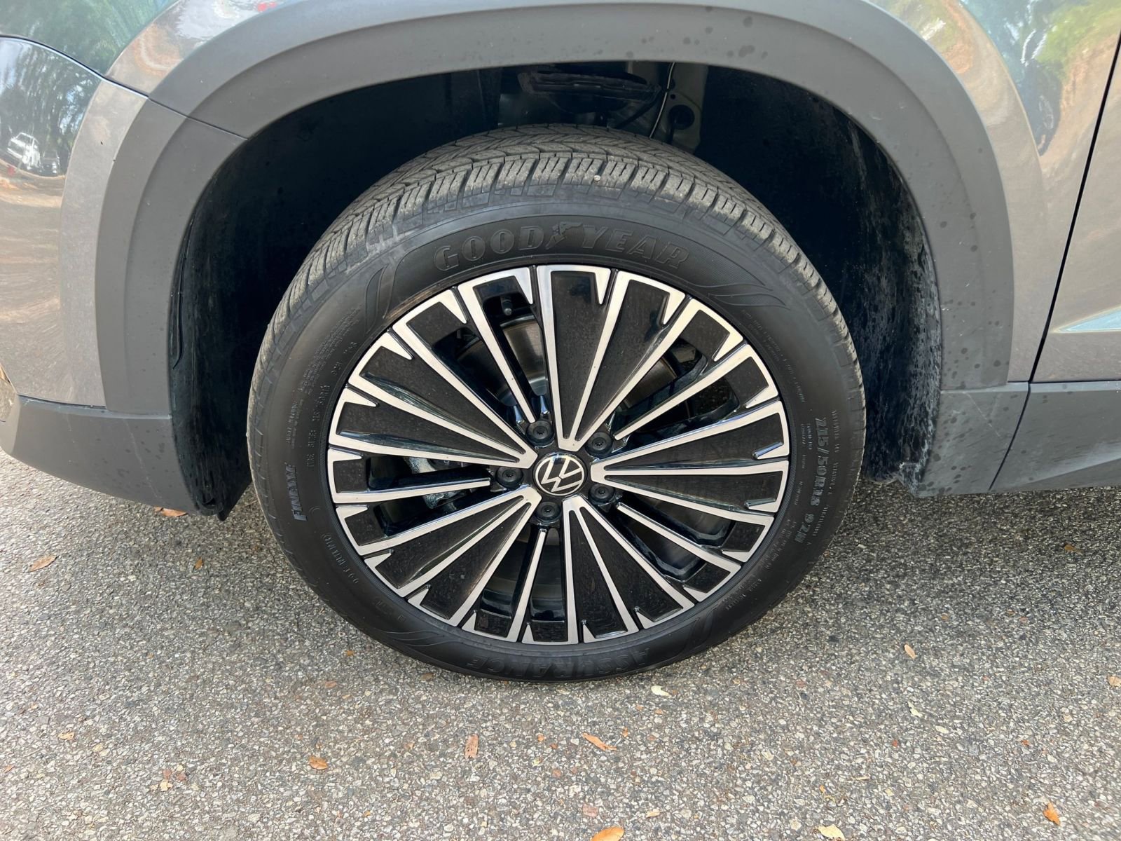 Used 2025 Volkswagen Taos SE image 31