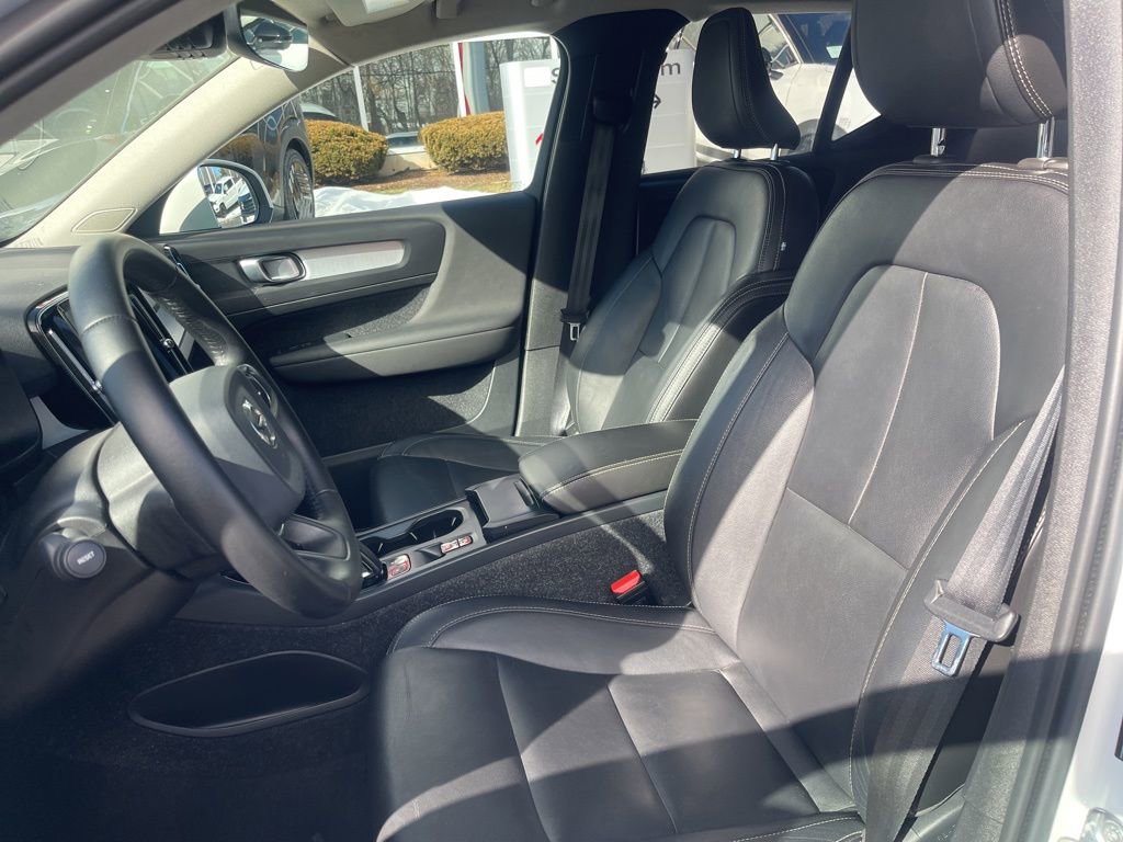 Used 2020 Volvo XC40 T5 Momentum image 16