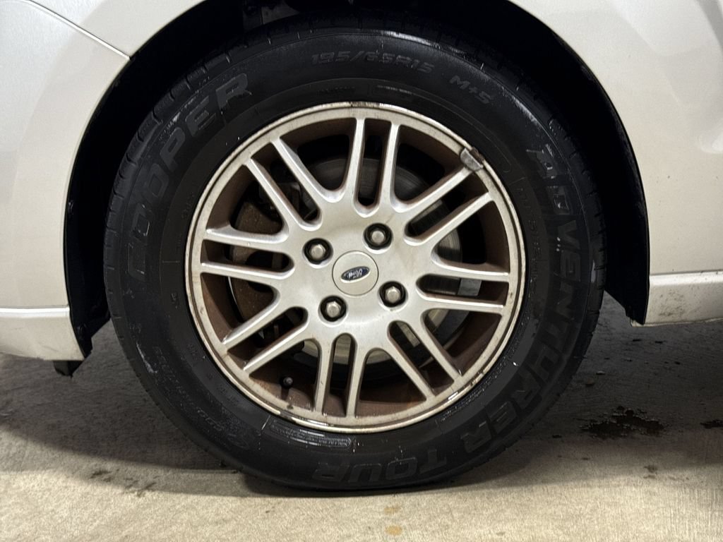 Used 2011 Ford Focus SE w/ 201A Rapid Spec Order Code FWD image 25