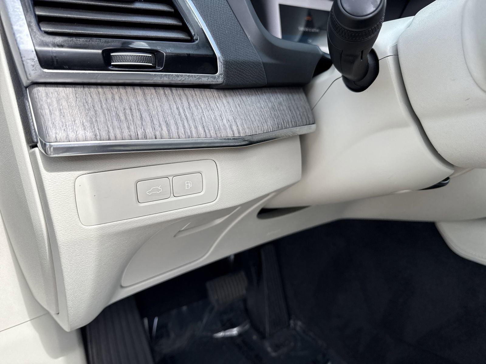 Used 2024 Volvo XC90 T8 Plus w/ Protection Package Premier image 41