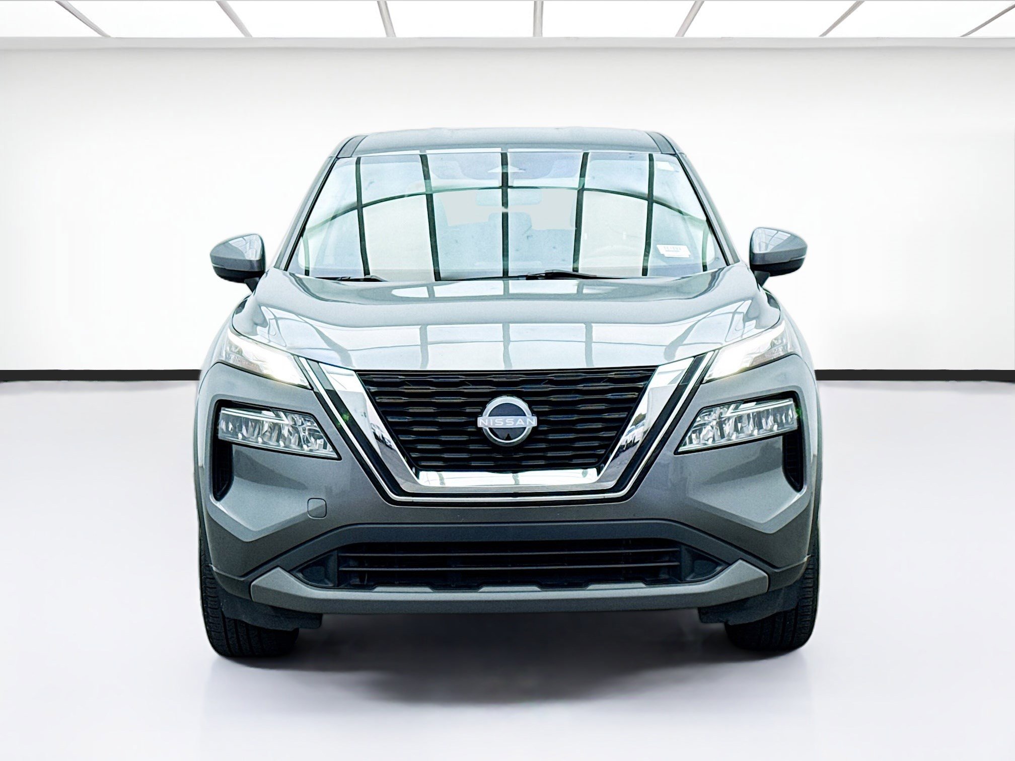 Used 2023 Nissan Rogue SV image 2