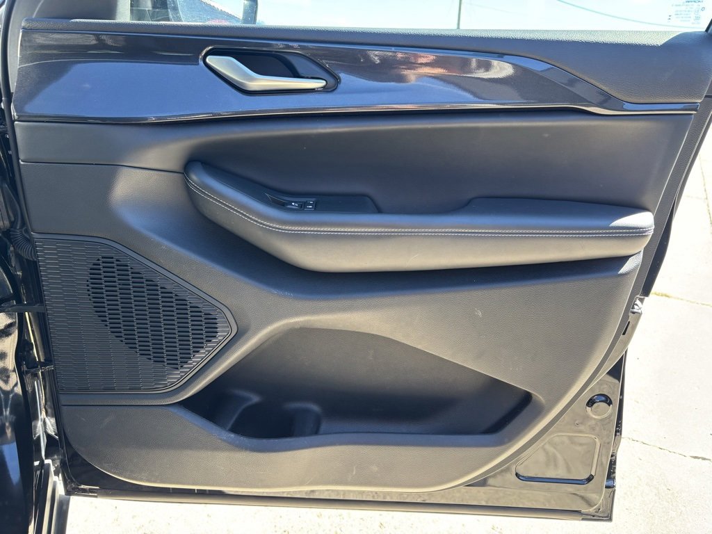 Used 2023 Jeep Grand Cherokee Altitude image 30