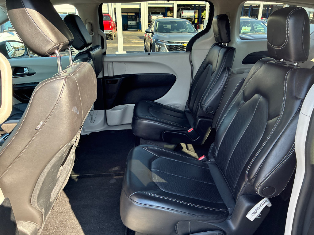 Used 2023 Chrysler Pacifica Touring-L FWD image 27