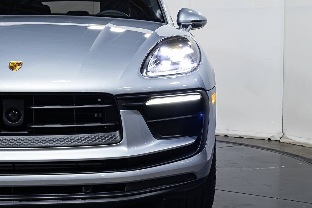 Certified 2025 Porsche Macan image 20