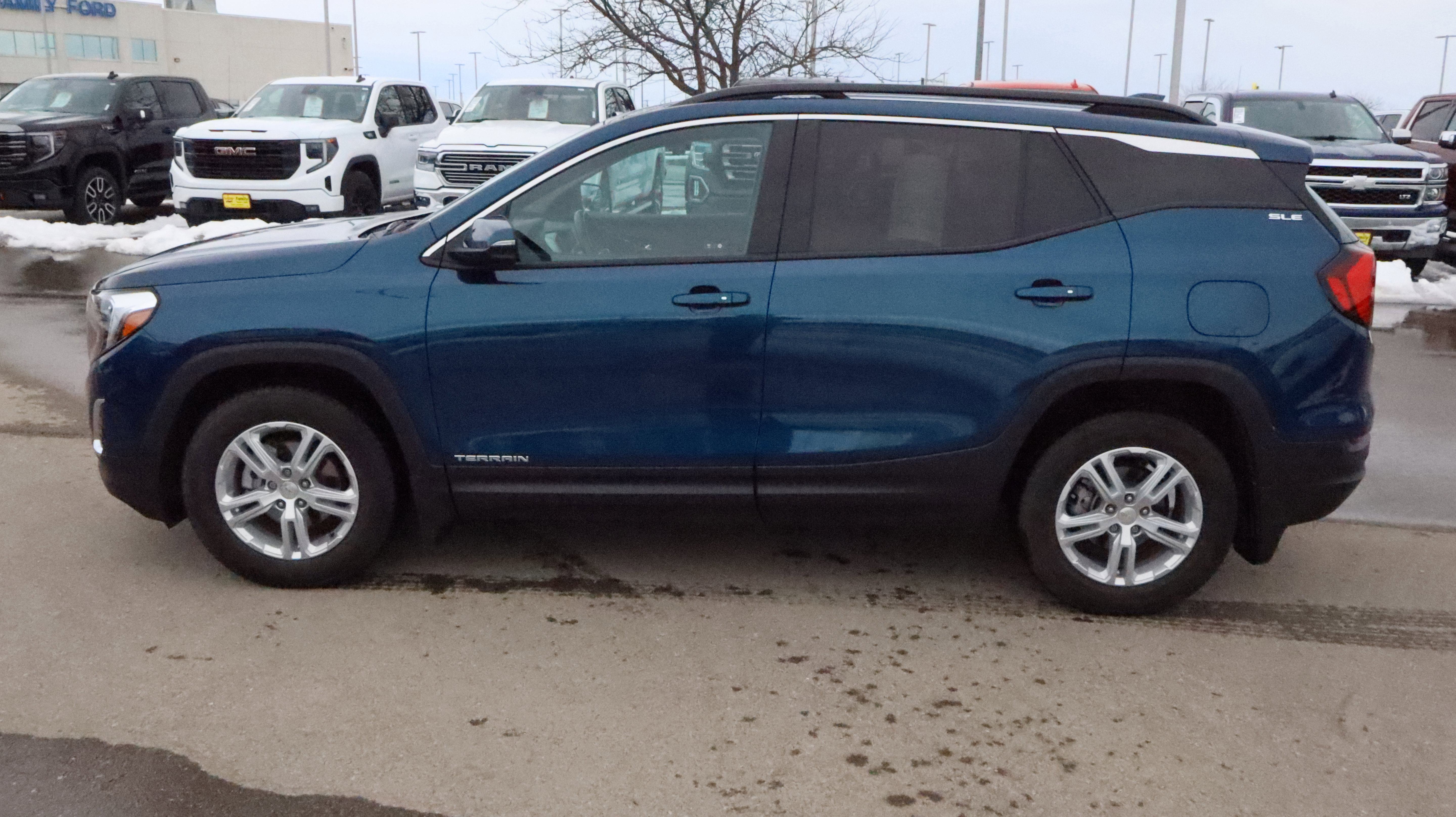 Used 2021 GMC Terrain SLE w/ Driver Convenience Package AWD/4WD image 4