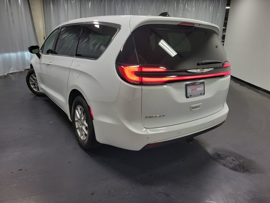 Used 2024 Chrysler Pacifica Touring FWD image 6